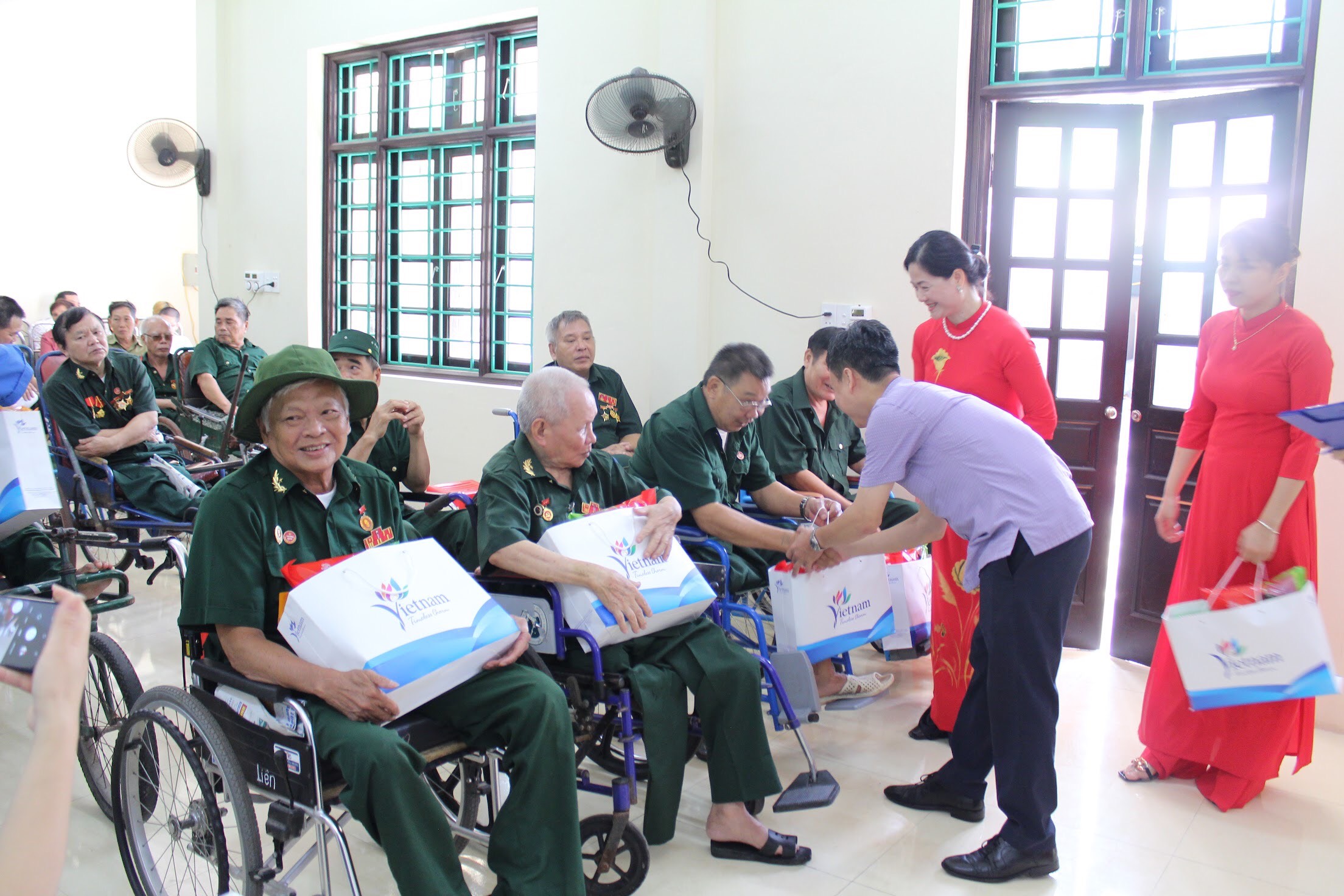 Đoàn trao tặng những suất quà cho các thương bệnh binh tại trung tâm